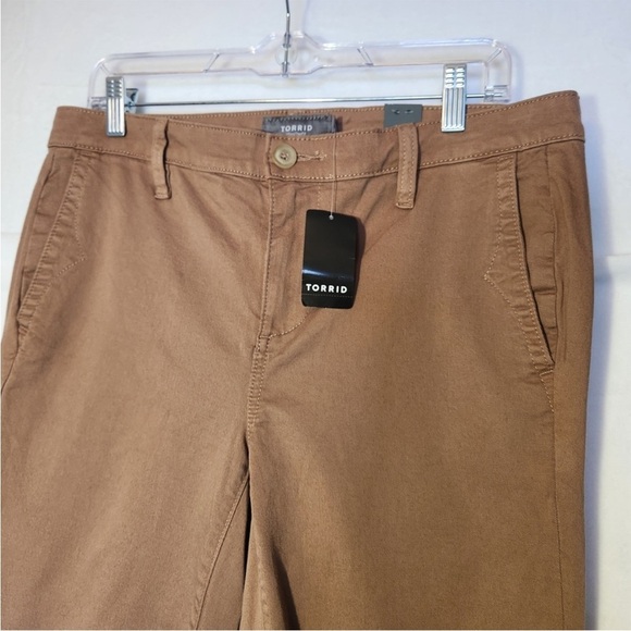 NWT Torrid Brown Chinos Relaxed Fit Flap Pockets Sz 18 - Picture 2 of 5